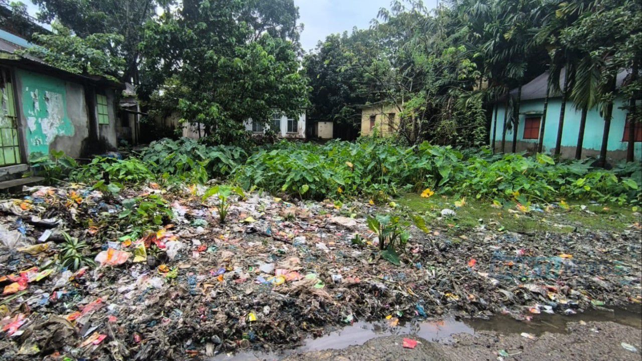 ধর্মপাশায় মসজিদ ও বিদ্যালয়ের সামনে ময়লার স্তূপে দুর্ভোগে এলাকাবাসী ও শিক্ষার্থীরা