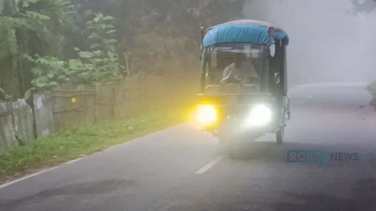 পঞ্চগড়ে হঠাৎ ঘন কুয়াশা, হেডলাইট জ্বালিয়ে চলাচল