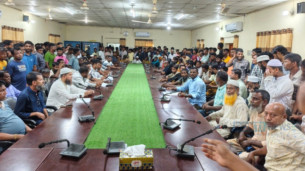 জামালগঞ্জে অতিরিক্ত টোল আদায়ে ক্রাশার মিল মালিক ও নৌযান শ্রমিকদের সঙ্গে প্রশাসনের সভা